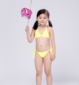 BÉ GÁI HAI MẢNH 244