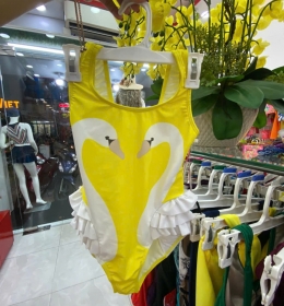 BÉ GÁI MỘT MẢNH  195
