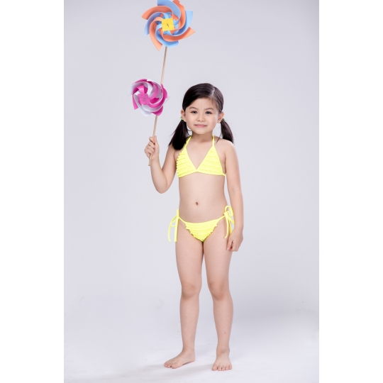 BÉ GÁI HAI MẢNH 244