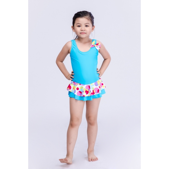 BÉ GÁI MỘT MẢNH 946