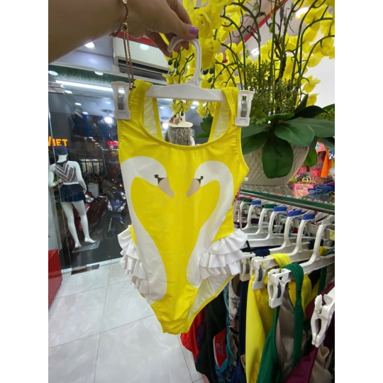 BÉ GÁI MỘT MẢNH  195