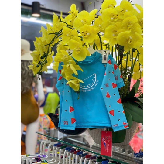 BÉ GÁI HAI MẢNH